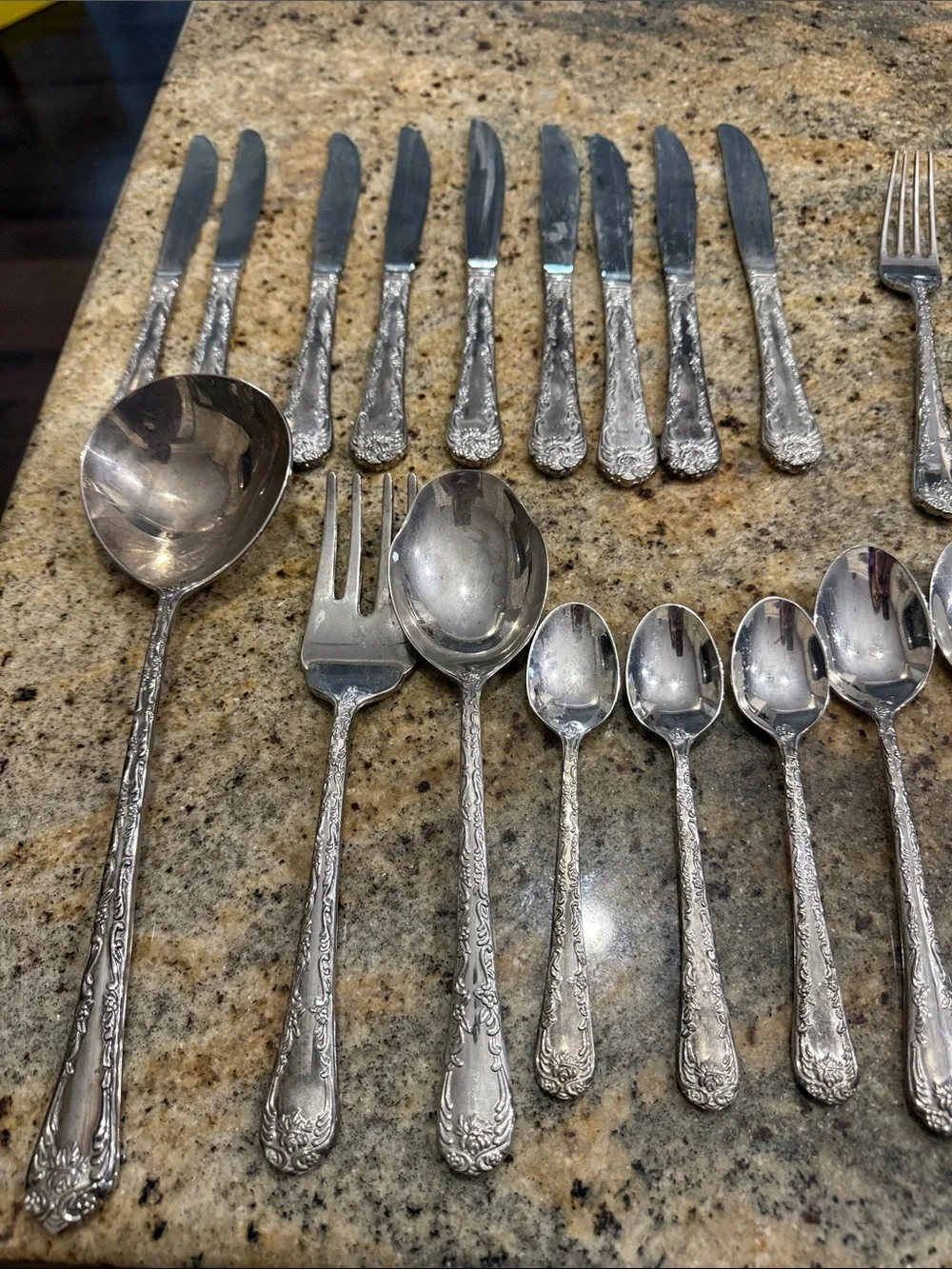 Wm Rogers & Son Silverplate Flatware‎ Set 32 Piece Floral Scroll Pattern